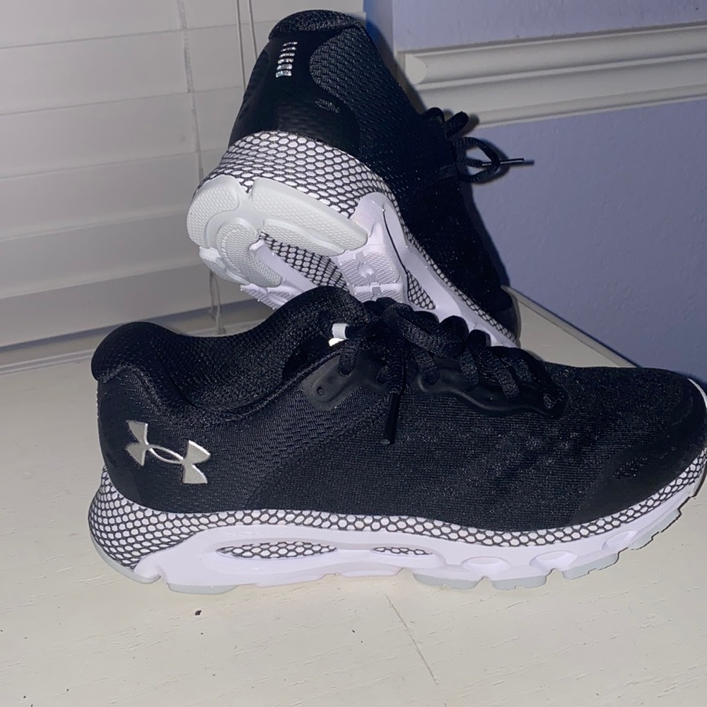 Under Armour Women’s HOVR infinite 3 black tennis shoes 7.5